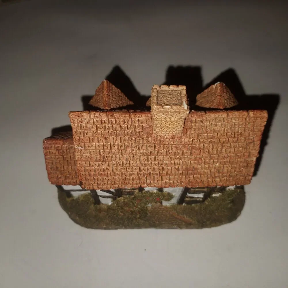 David Winter Shirehall Cottage 1985 Handmade Hand Painted Great Britain